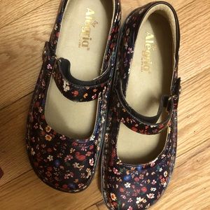 Algeria size 42 Maryjane shoes. Daisy pattern. New